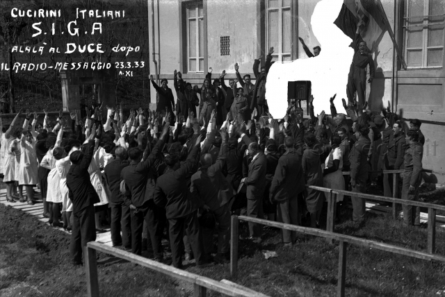 Foto di propaganda: operai della Cucirini ascoltano il Duce  Foto storiche