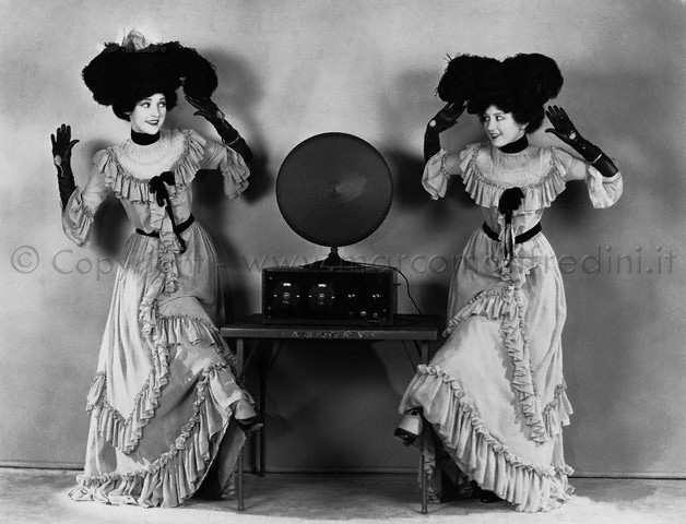 La radio fra due ballerine Foto storiche La radio fra due ballerine Foto storiche