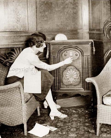Nobildonna con la sua radio Foto storiche Nobildonna con la sua radio Foto storiche
