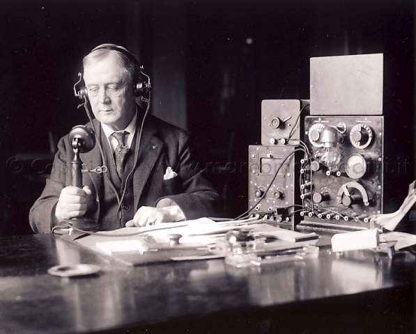 Un radioamatore trasmette in fonia Foto storiche Un radioamatore trasmette in fonia Foto storiche