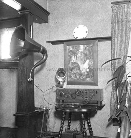 Foto di una stazione radio-ricevente Foto storiche Foto di una stazione radio-ricevente Foto storiche