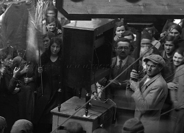 Foto di propaganda: operai della Cucirini ascoltano il Duce a Lucca Foto storiche