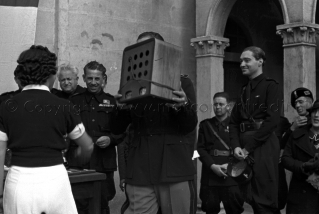 Premiazione con una Radiobalilla a Lucca Foto storiche Premiazione con una Radiobalilla a Lucca Foto storiche
