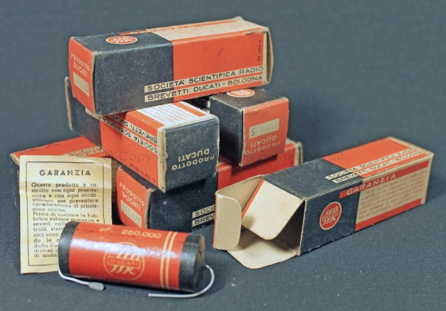Condensatori a carta DUCATI anni '40 Oggetti mai usati Condensatori a carta DUCATI anni '40 Oggetti mai usati
