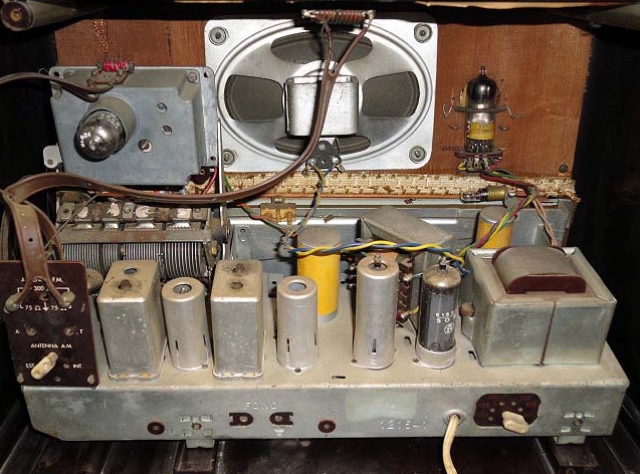 Annientamento di una Magnadyne FM21 del 1958 Restauri riprovevoli Annientamento di una Magnadyne FM21 del 1958 Restauri riprovevoli
