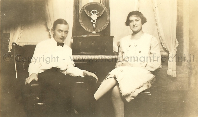 La radio posa assieme ai coniugi Foto storiche La radio posa assieme ai coniugi Foto storiche